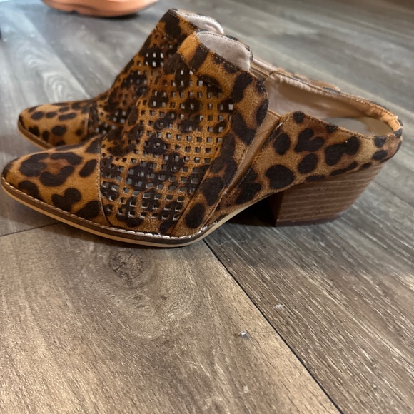 Boutique leopard mules worn a lot size 7 - Picture 1 of 3